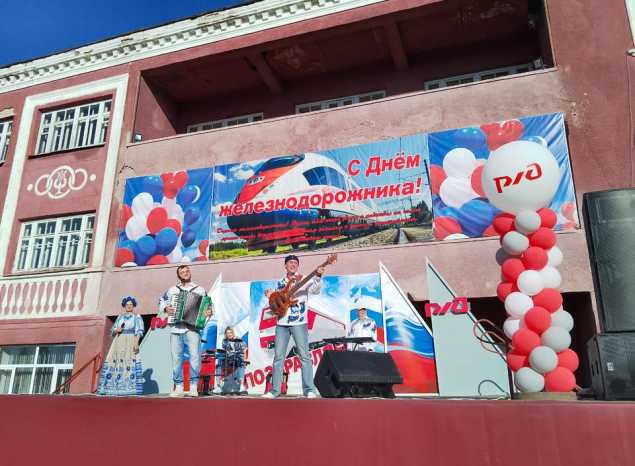 Ансамбль «Злато-Серебро» поздравил ртищевских железнодорожников с профессиональным праздником